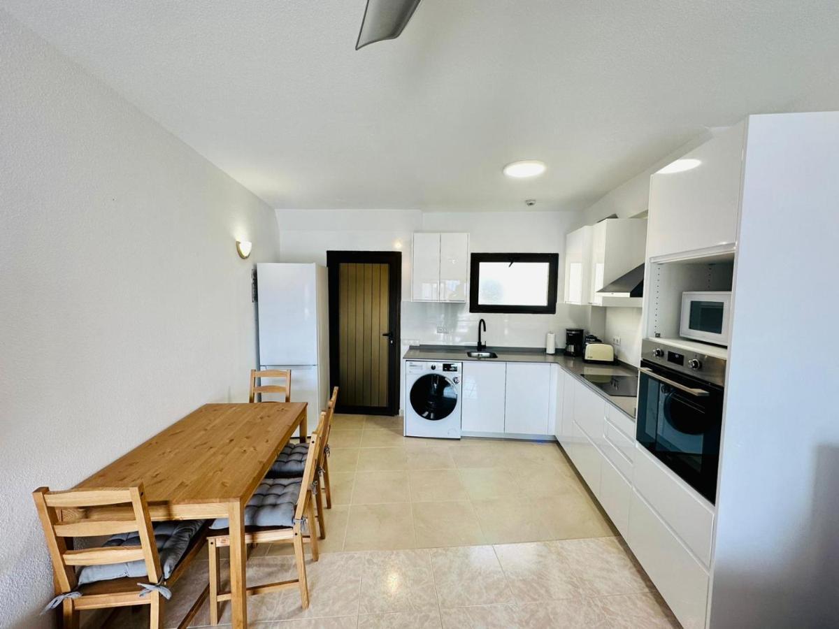 Ocean Front Cozy 2 Bedroom, 3 Beds Spacious- Netflix, Pool, Beach Lift & Fast Wifi Playa del Ingles  Exterior photo