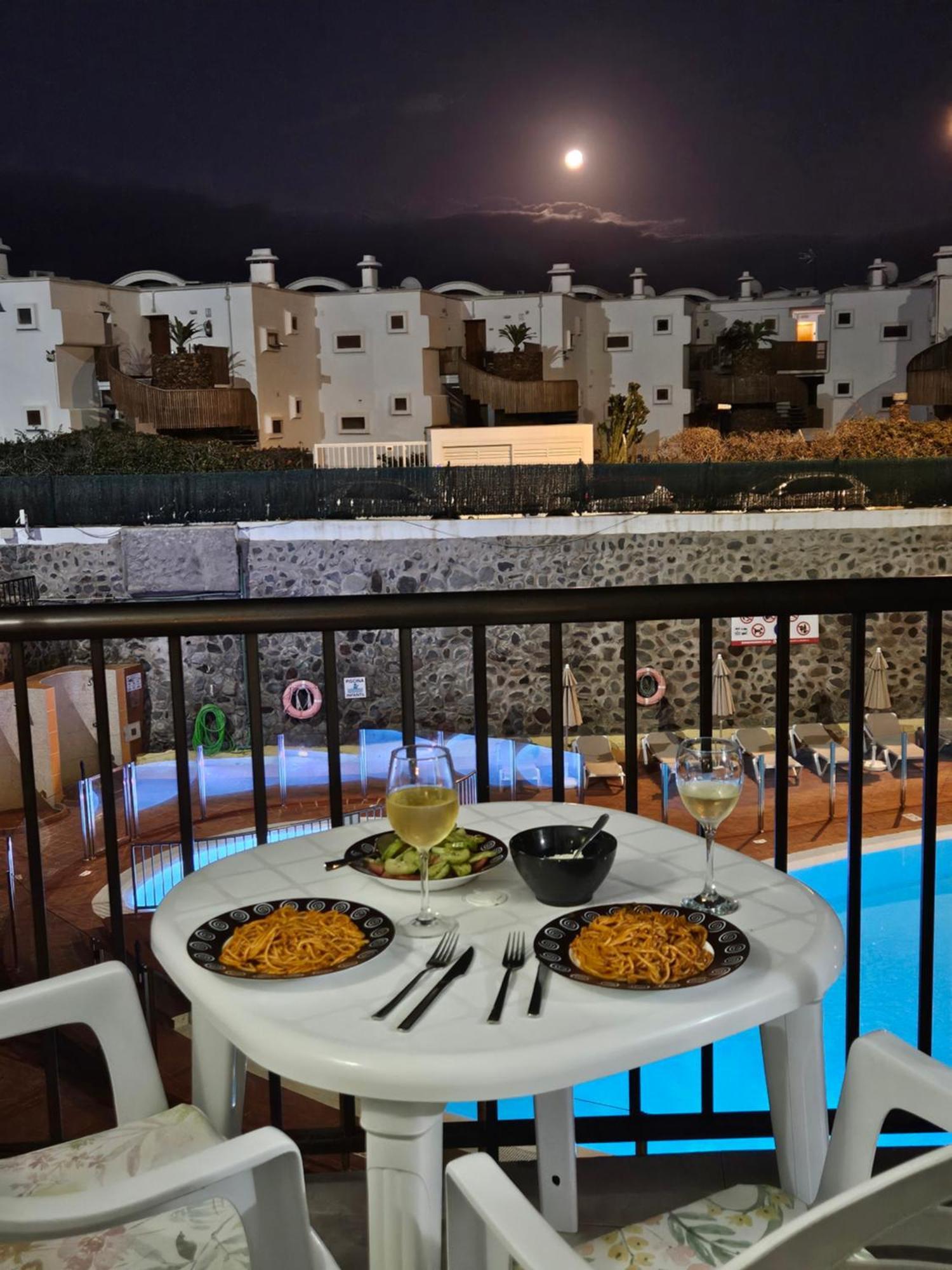 Ocean Front Cozy 2 Bedroom, 3 Beds Spacious- Netflix, Pool, Beach Lift & Fast Wifi Playa del Ingles  Exterior photo